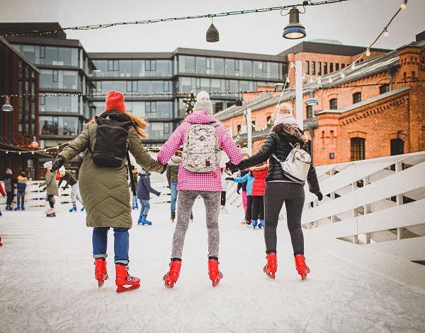 Trzy osoby na łyżwach Trzy osoby na łyżwach